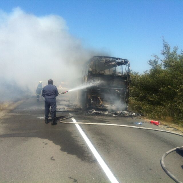 Автобус се запали в движение край Несебър