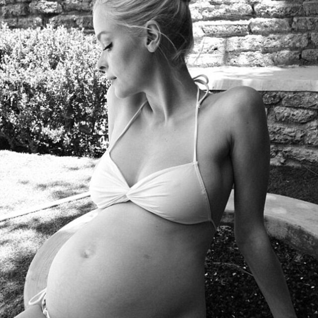 Бременната Джейми Кинг сподели снимка по бански