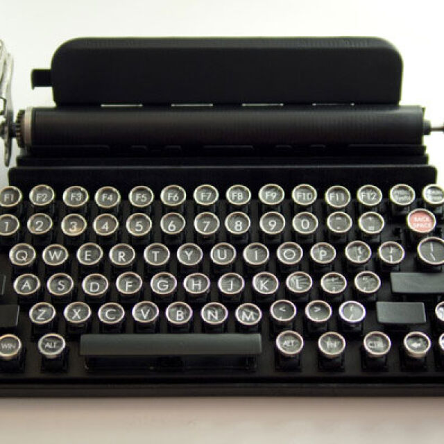 Винтидж клавиатура, пренасяща в епохата на големите писатели