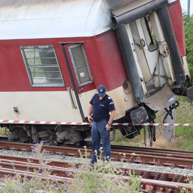 Бързият влак София - Варна дерайлира, машинистът загина (СНИМКИ)