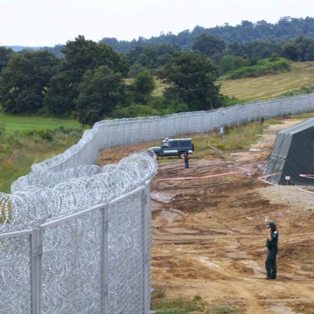 Оградата по границата се срути два пъти за два дни