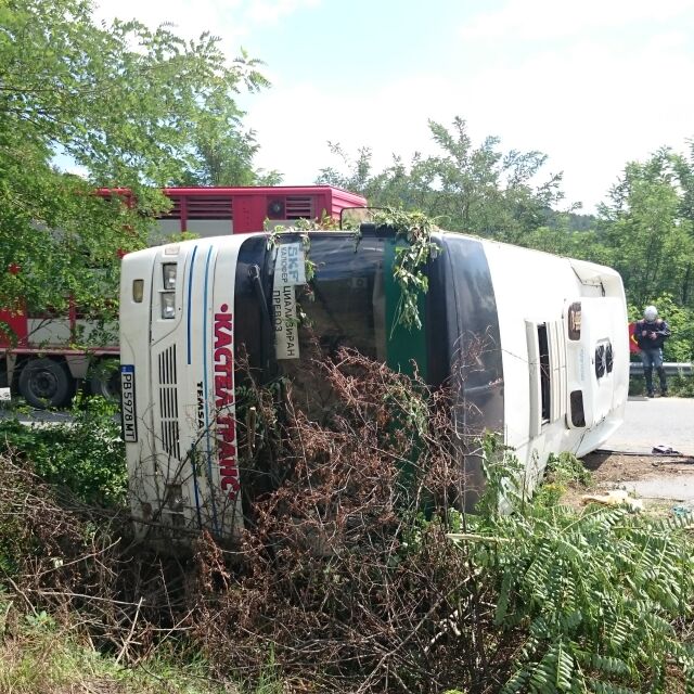 Автобус катастрофира на пътя Карлово – Калофер (СНИМКИ И ВИДЕО)