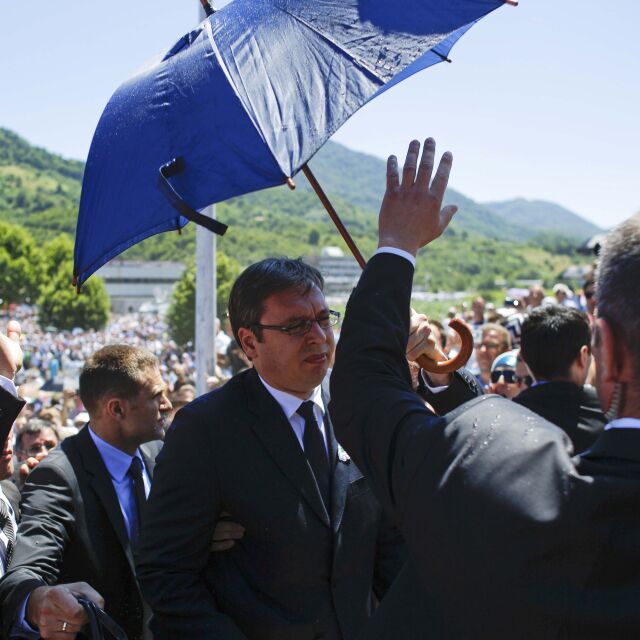 Уцелиха с камък сръбския премиер Вучич в Сребреница