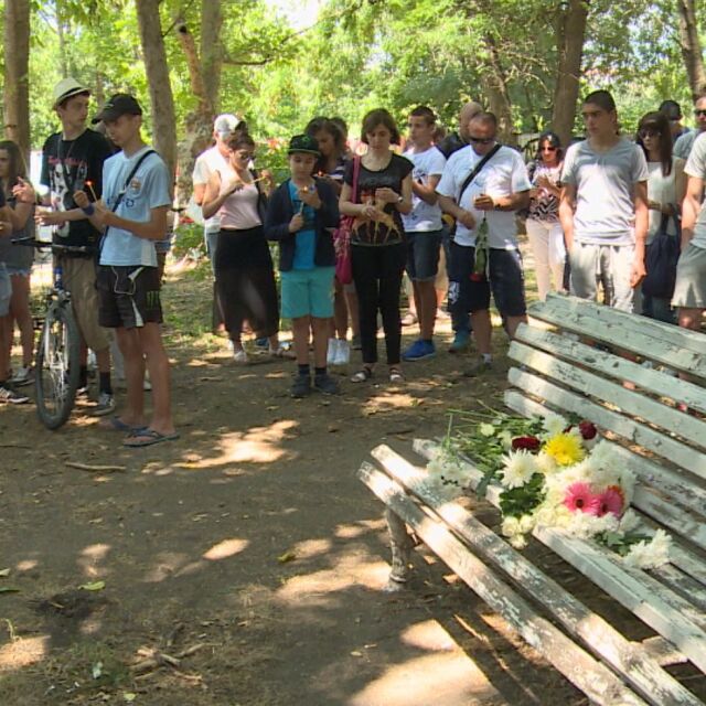 Шествие в памет на убития в Борисовата градина ученик 