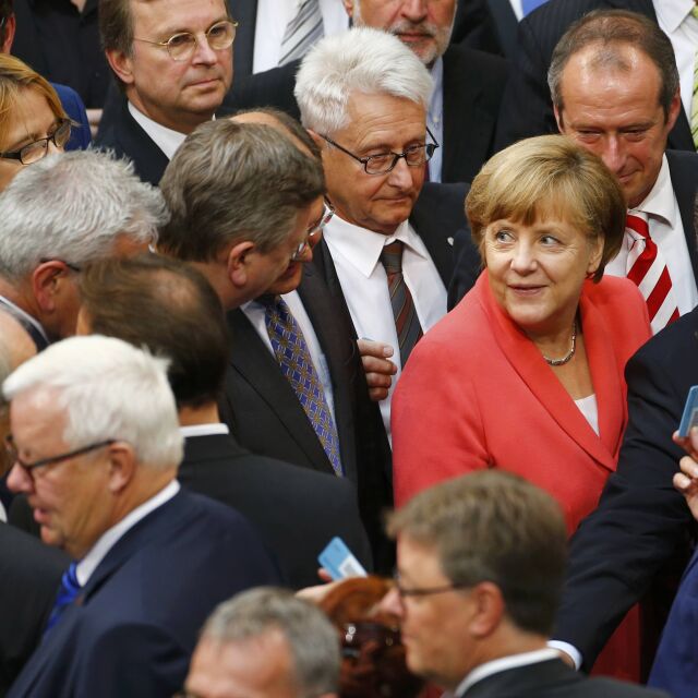 Бундестагът позволи на Меркел да преговоря за помощ за Гърция