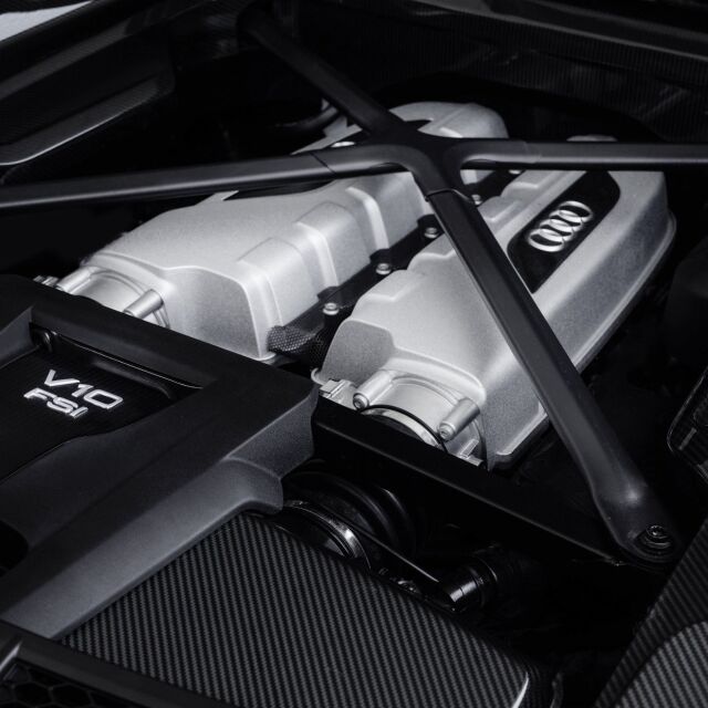 Новото Audi R8 V10 Plus е най-мощният спортен модел на марката, правен някога