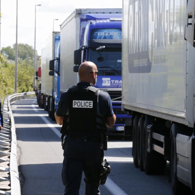Франция отново блокира имигранти, които опитаха да преминат тунела при Ламанша 