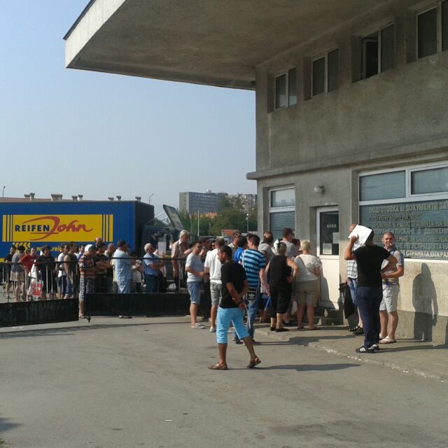 Опашки и нерви в КАТ-Пловдив при 42 градуса жега (СНИМКИ)