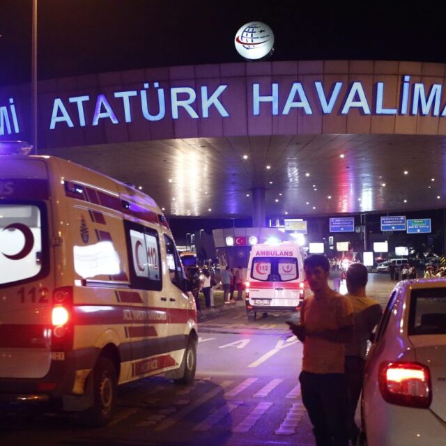 Идентифицираха двама от взривилите се в Истанбул атентатори
