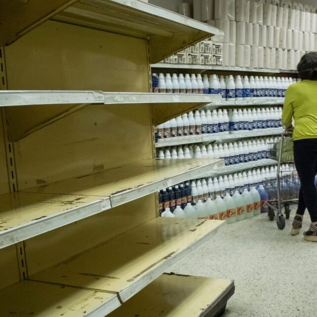 Стотици венецуелки щурмуваха границата с Колумбия, за да си купят храна
