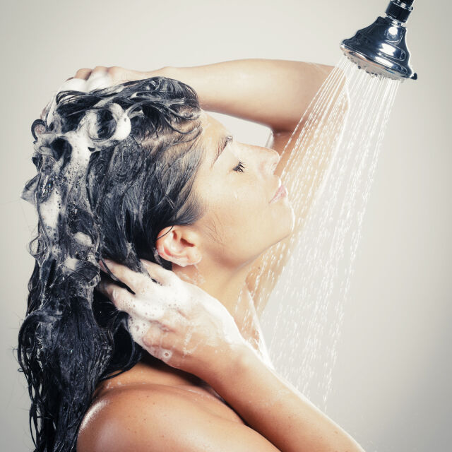 Коя част от тялото си миете първо под душа – издава много за характера ви