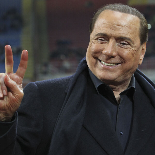 Берлускони обещава автобус с проститутки на Антов и компания