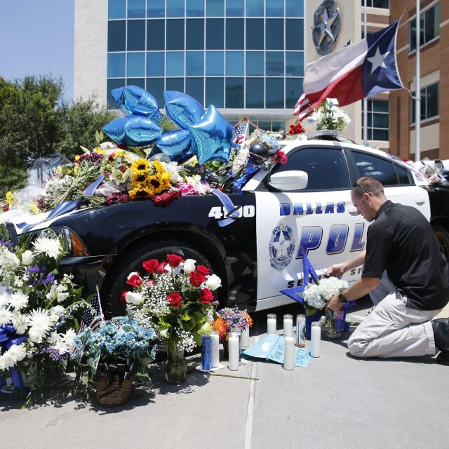 Сълзи и цветя за убитите полицаи в Далас (ГАЛЕРИЯ)