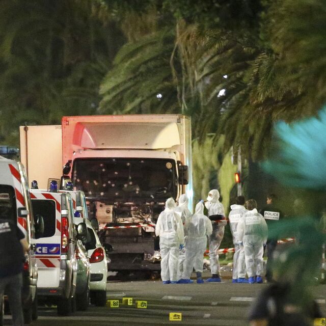 Камион се вряза в тълпа в Ница, 84 загинали