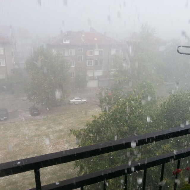 Мощна градушка удари Пловдив (СНИМКИ И ВИДЕО)