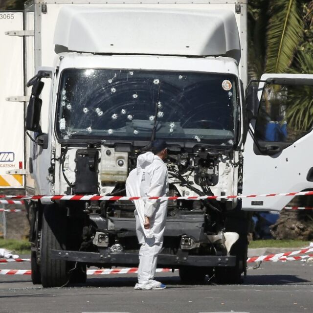 Смел гражданин помогнал на полицията да спре камиона убиец в Ница (ВИДЕО)