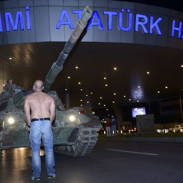 Неизвестен брой българи блокирани на летище „Ататюрк”