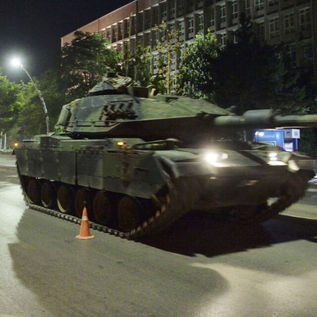 Танкове откриха стрелба близо до парламента в Анкара