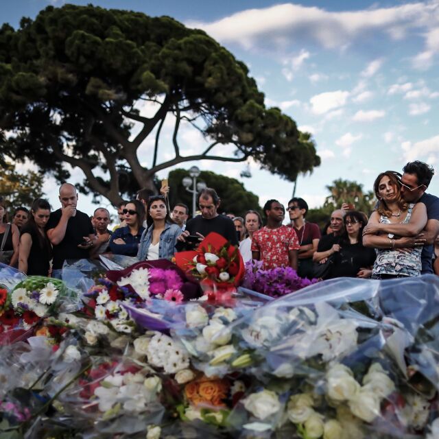 Скръб и неясноти след терора в Ница