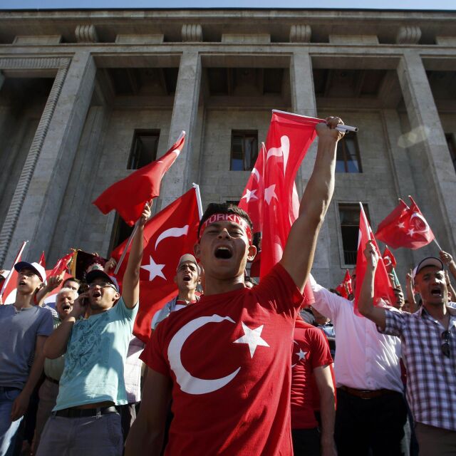 Правителствените сили в Турция осуетиха опита за преврат (ОБЗОР)