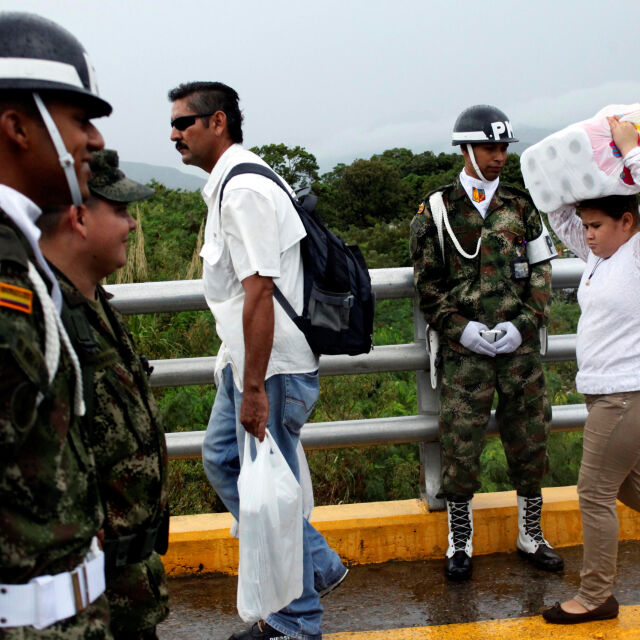 35 хил. венецуелци се втурнаха да купуват храни и лекарства в Колумбия
