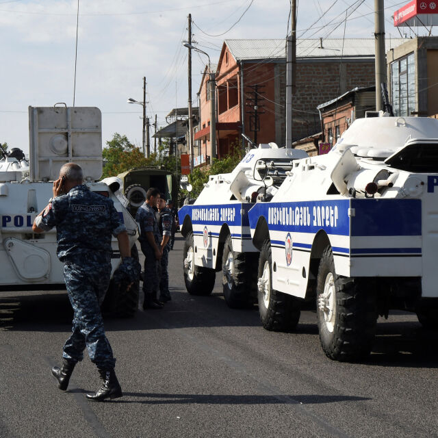 Въоръжени мъже превзеха полицейски участък в Ереван (ВИДЕО)