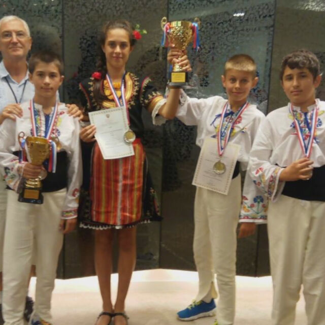 Българските математици се връщат с куп медали от Хонконг