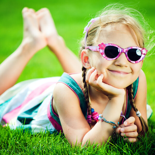 За какво да внимаваме, когато избираме слънчеви очила за детето
