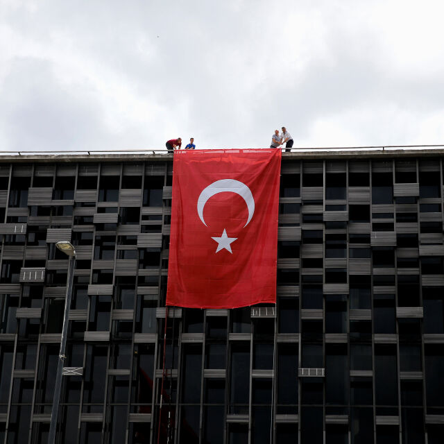 Турция затвори над 130 медии 