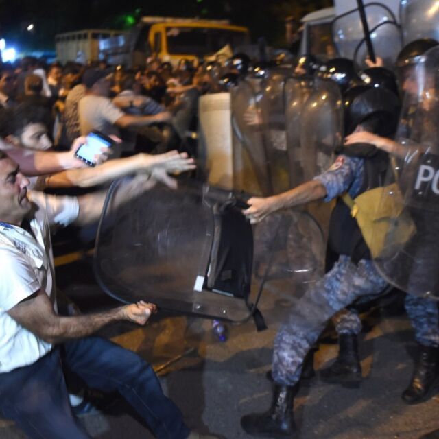Демонстранти и полиция влязоха в сблъсък край превзетото полицейско поделение в Ереван