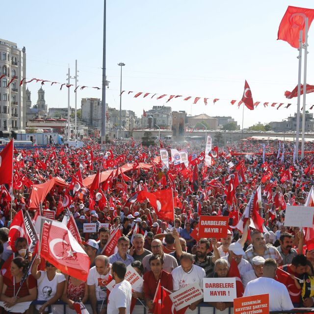 Турция призна, че са възможни грешки в чистката след опита за преврат