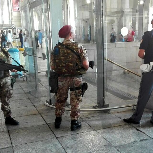 Станция на метрото в Милано беше затворена заради подозрителен пакет