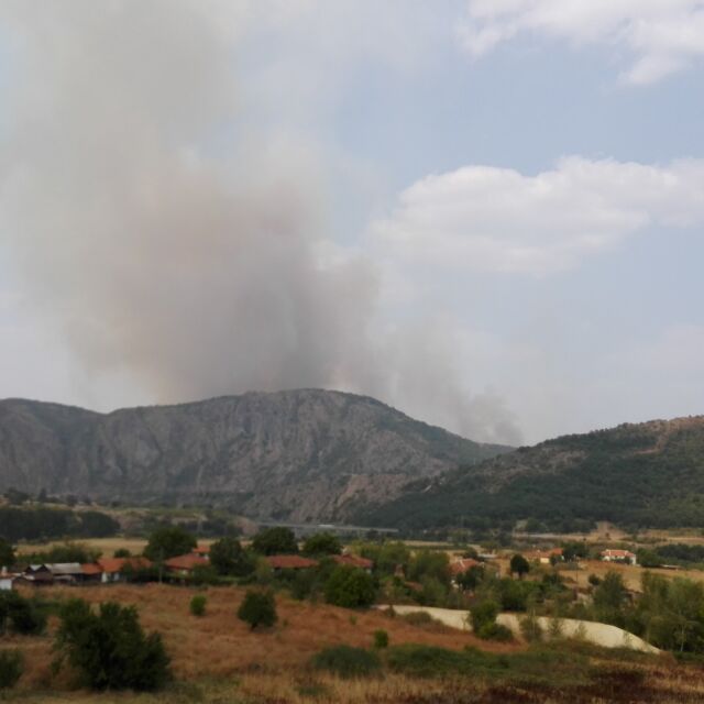 Продължава битката с пожара край Хасково