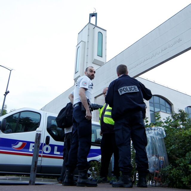 Мъжът, опитал да сгази с кола хора край френска джамия, е шизофреник