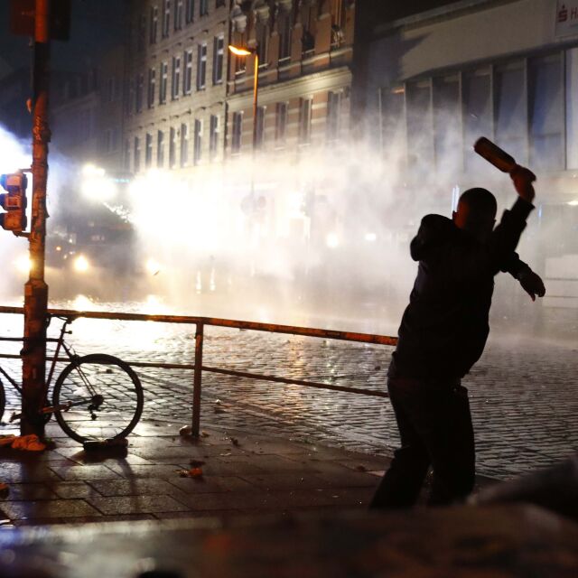 Близо 300 арестувани в Хамбург, полицията използва водни оръдия и сълзотворен газ