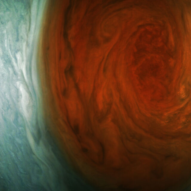 Космическият апарат „Юнона” засне уникални кадри на Юпитер (СНИМКИ)