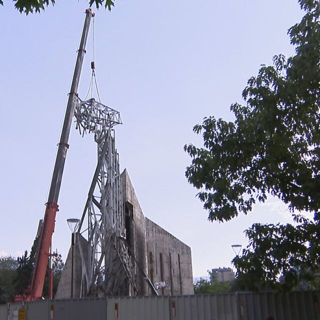 Демонтажът на паметника край НДК продължава