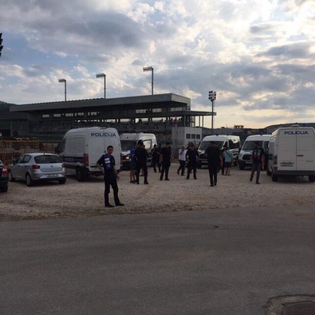 Множество фенове на "Левски" задържани пред стадиона в Хърватия
