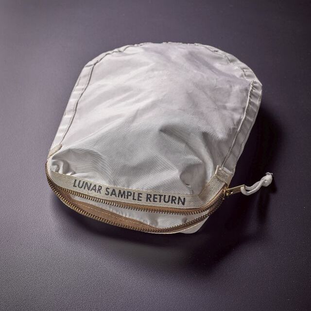 Продават на търг "лунната торбичка" на Нийл Армстронг (СНИМКИ)