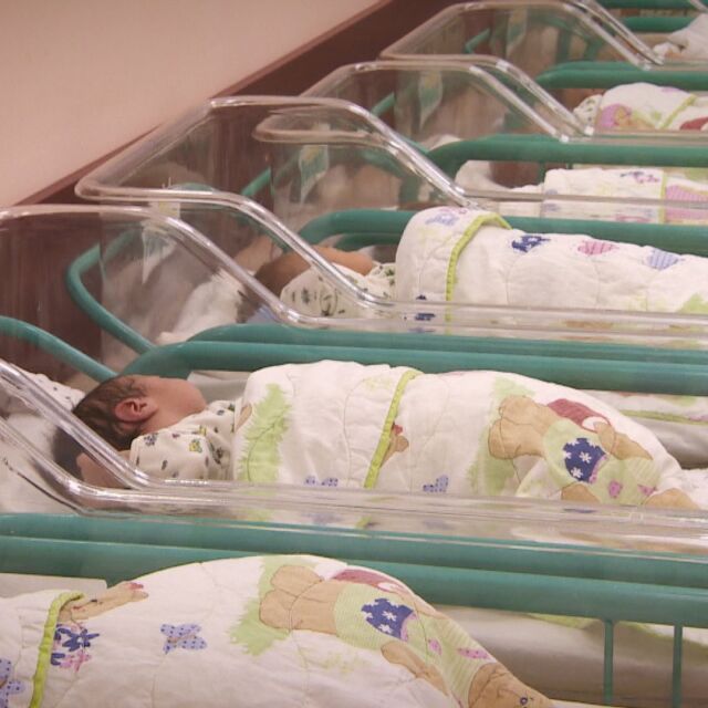 Десетки в надрпевара за първо бебе на 2022 година 