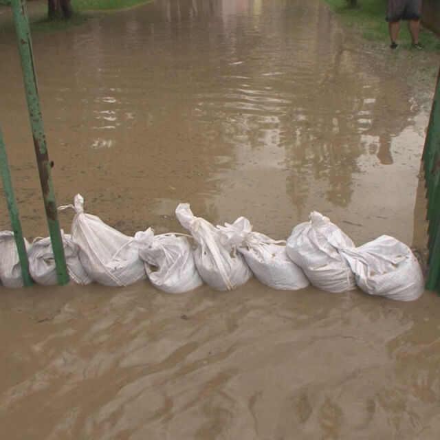 Улиците на наводнения град Роман заприличаха на сметище