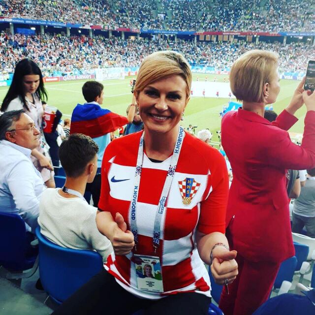 Магията на футбола: Хърватският президент захвърли официалното облекло (ВИДЕО)