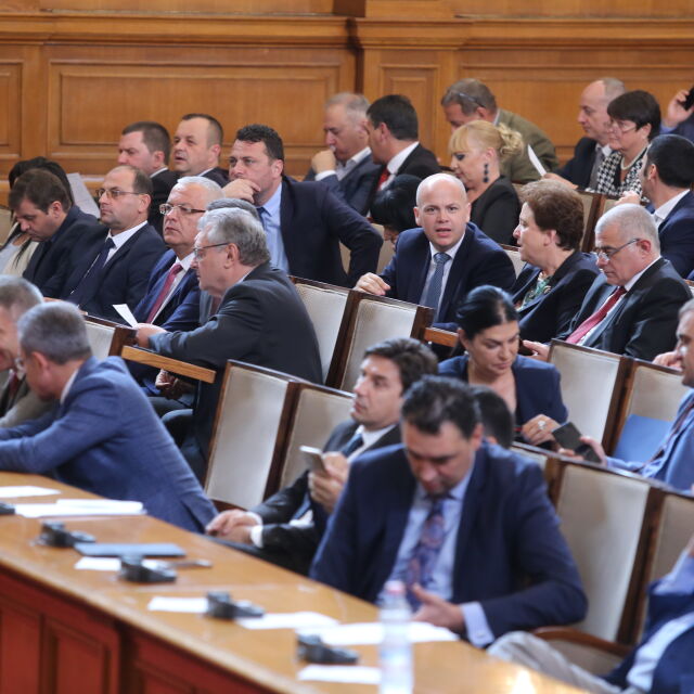Депутатите се скараха заради Пеевски, но приеха медийния му закон на първо четене