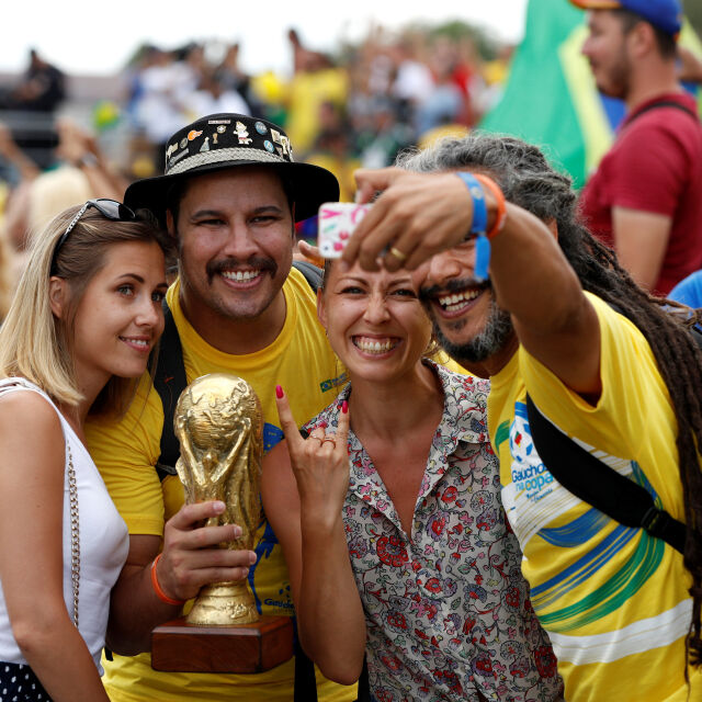 Жълто-зелена лудост: Как бразилците чакат Неймар (ВИДЕО и СНИМКИ)