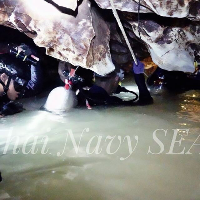 Водолаз загина при спасителната операция за блокираните момчета в пещера в Тайланд 