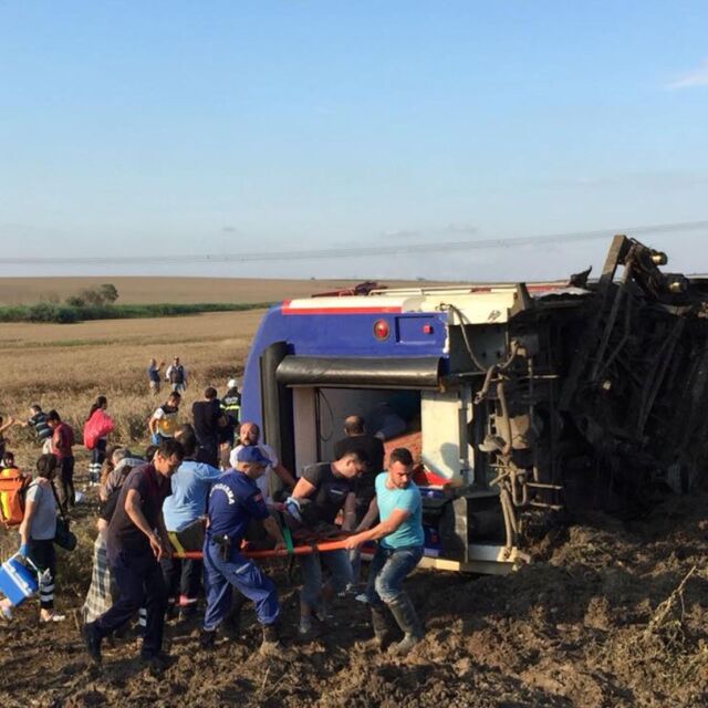 Влак дерайлира в Турция, най-малко 10 са загинали и над 70 ранени (ВИДЕО И СНИМКИ)