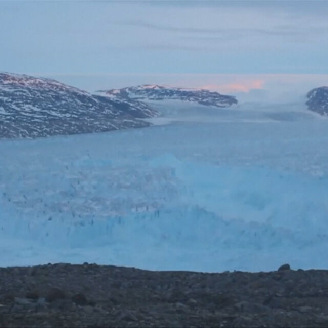 Огромен айсберг се откъсна от ледник в Гренландия (ВИДЕО)