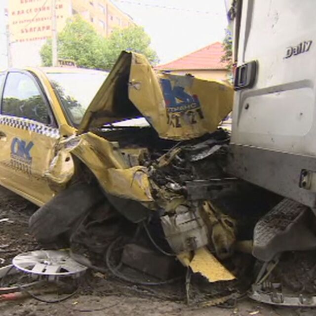Таксиметров шофьор с отнета книжка блъсна 9 коли при гонка с полицията в София 