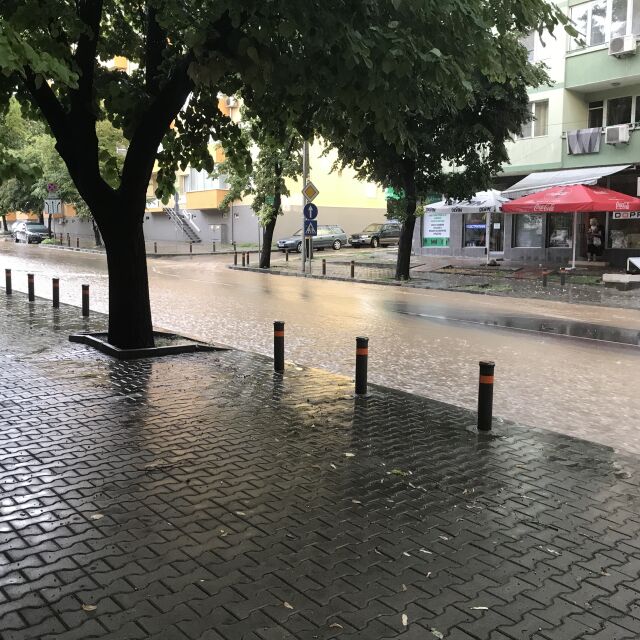 Проливен дъжд отново наводни улици в Стара Загора (ВИДЕО)