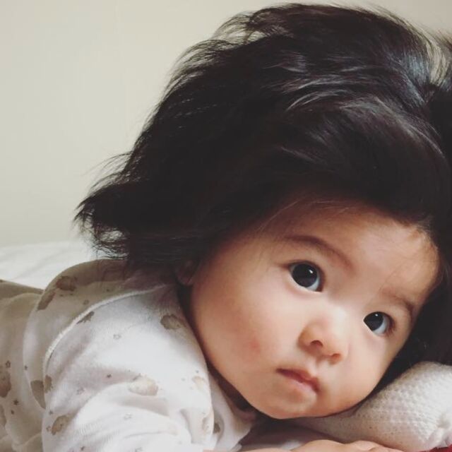 Това 6-месечно момиченце има изумителна коса